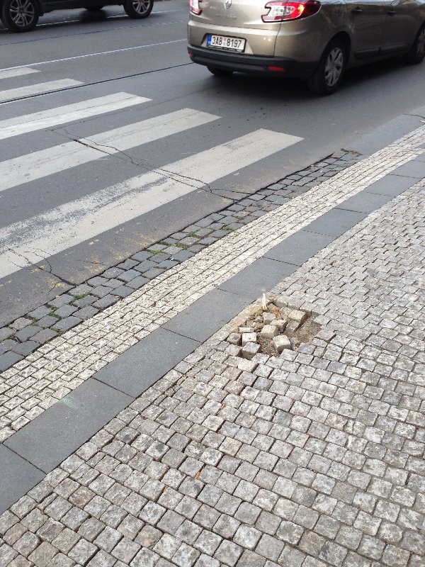 Díra v chodníku na Smetanově nábřeží