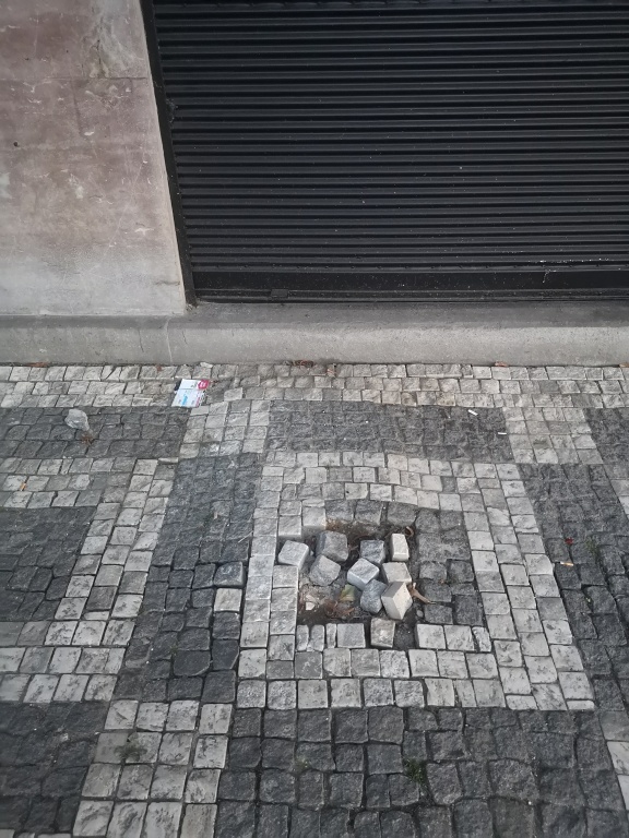 Drolící se dlažba na chodníku ul. Vinohradská (P3)