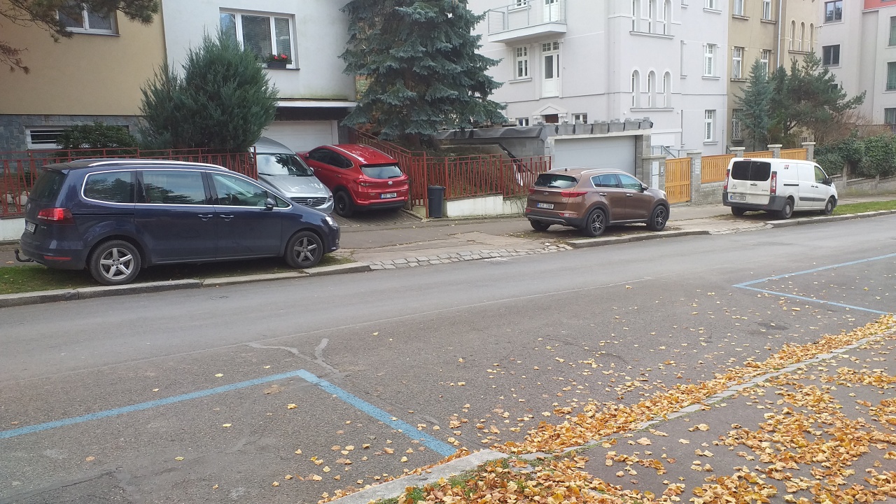 Auta zaparkovaná na veřejné zeleni a chodnících - U Blaženky