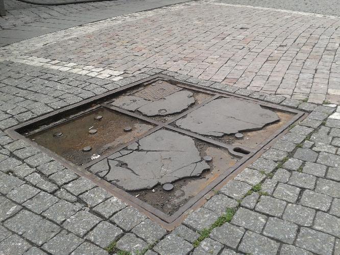 Propadlý poklop na Staroměstském náměstí