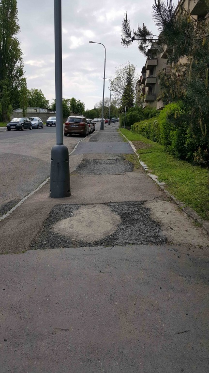 Rozbity chodník v ulici Na petynce Praha 6 