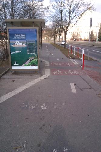 Úzké místo na cyklostezce/chodníku kolem Vltavy