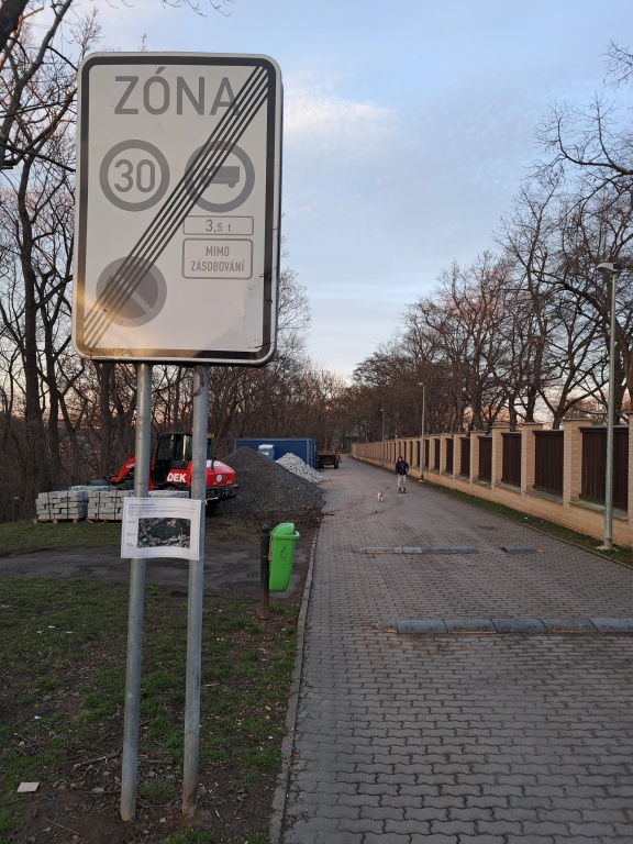 špatná dopravní značka způsobuje, že lidé parkují auta v parku a jedou