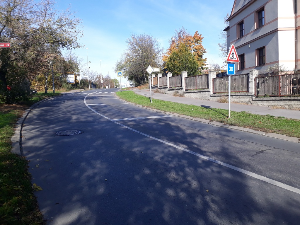 Nebezpečný přechod na ulici K Červenému dvoru a Na Třebešíně