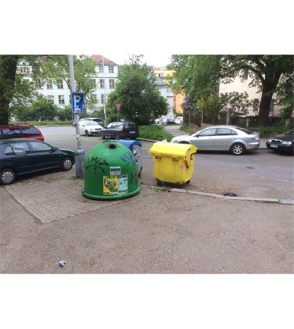 Zanedbaný úsek pod schody v ulici Slávy Horníka