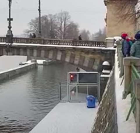 místo pro přecházení/přechod/podchod na západním konci Mostu Legií