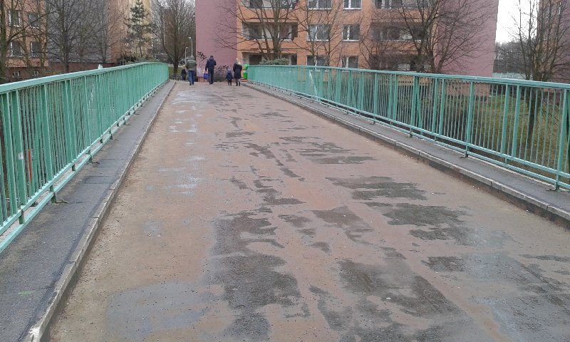 Korozí poškozené zábradlí na lávce pro pěší - Štěpařská, Praha 5