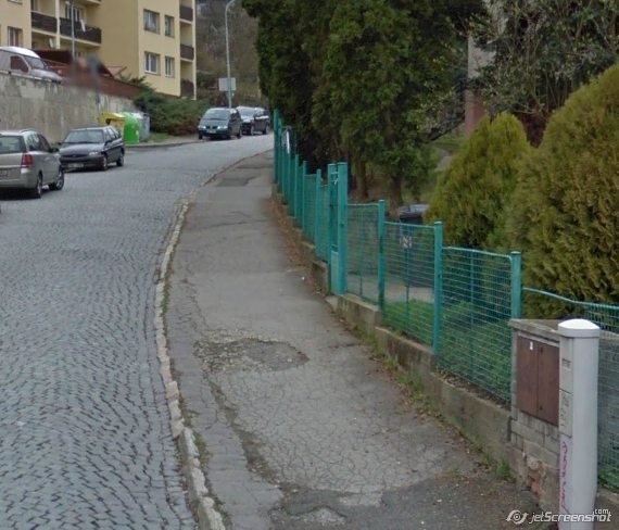 Rozpadlý chodník v ulici Pod Pekařkou