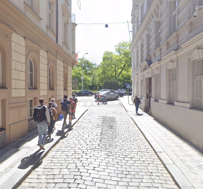 Úzký chodník v ulici Jeruzalémská