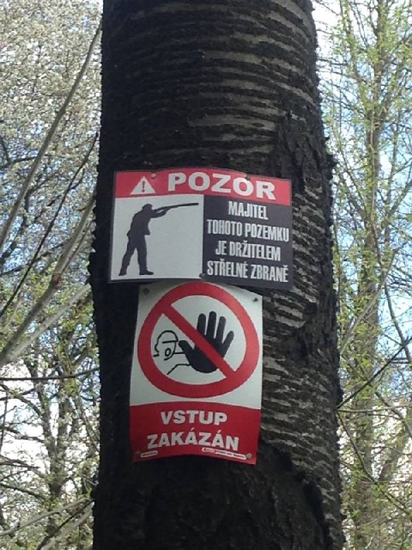Zákaz vstupu na cestě podél Rokytky