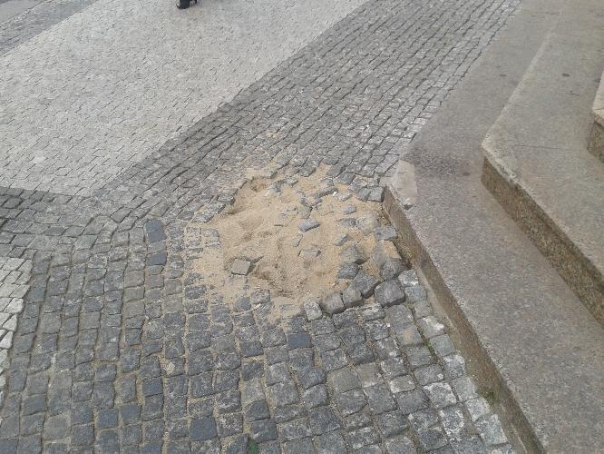 Výmlat na chodníku v Kateřinské