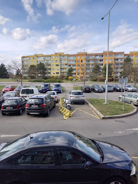 Průchod od zastávky Bolevecká skrz parkoviště