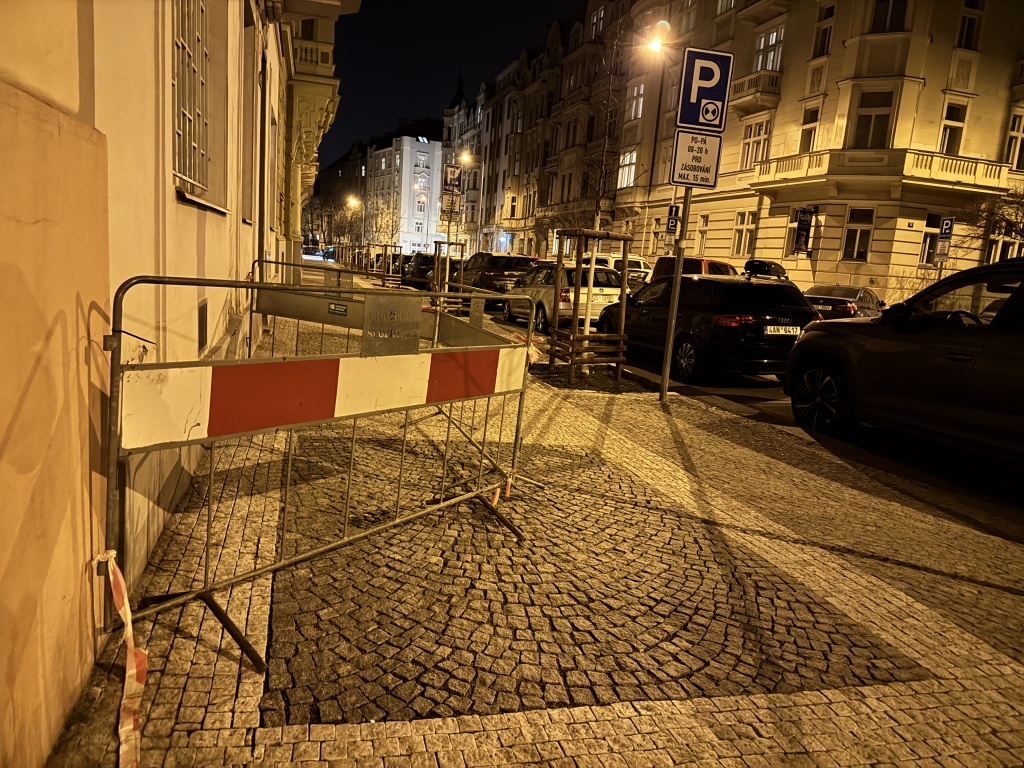 Volně se povalující mobilní zábrany v ulici