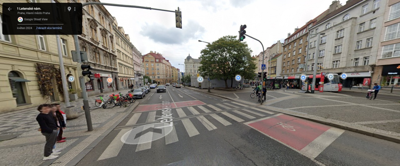 Dlouhý interval na přechodu pro chodce na Letenském náměstí