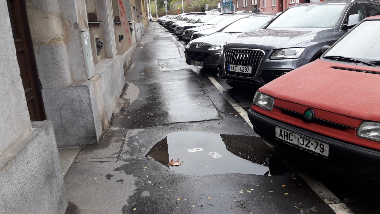 Díra v chodníku v ul. Za Poštou