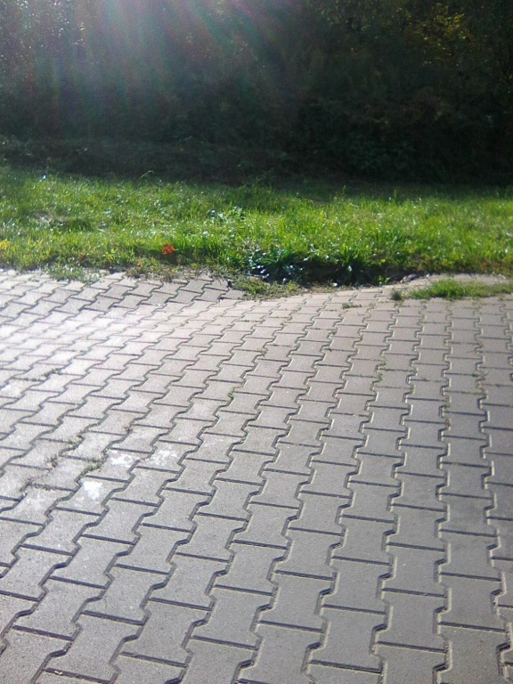Propadlý chodník u vlak. zastávky Dolní Počernice