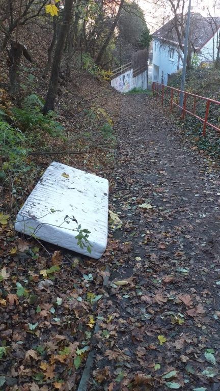 Stížnost na stav úvozové cesty spojnice ulice U Blaženky a Na Popelce