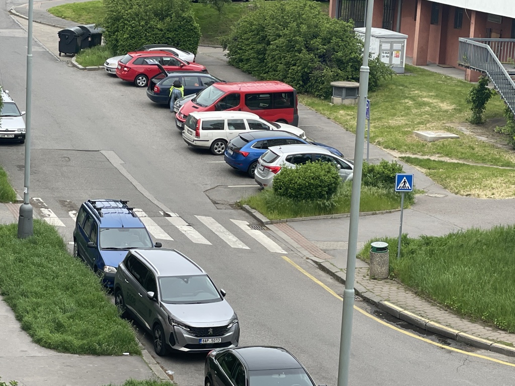 Nepřehledný přechod - vysoké křoví v Mazancově ulici
