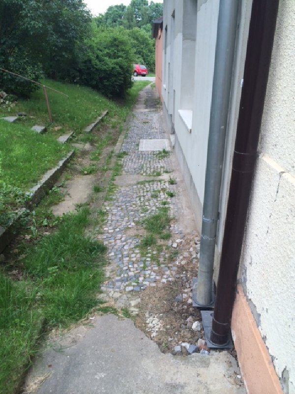 Chodníky v dezolátním stavu v ulici Za Rokytkou č.35 a č.36 