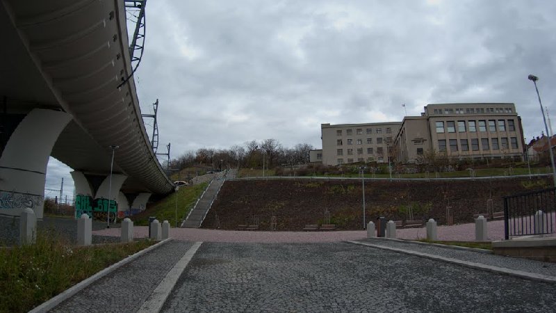 Uzavřené schody z Trocnovské směrem k památníku na Vítkově