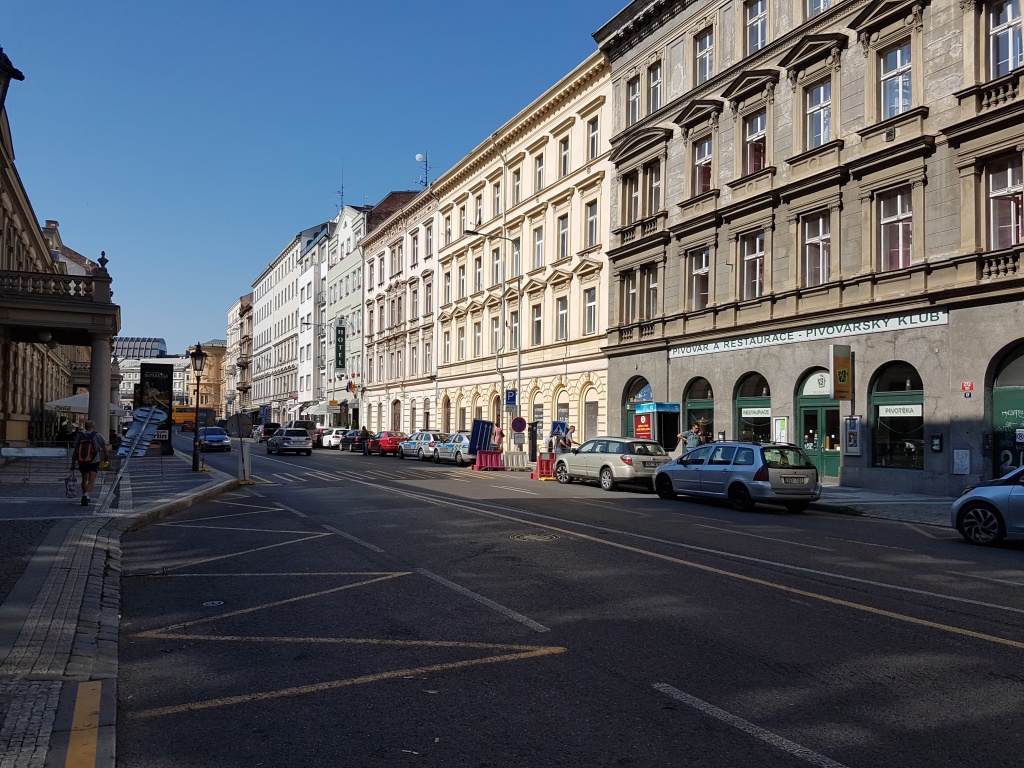Trvalý přechod pro chodce přes Křižíkovu před Karlínským divadlem