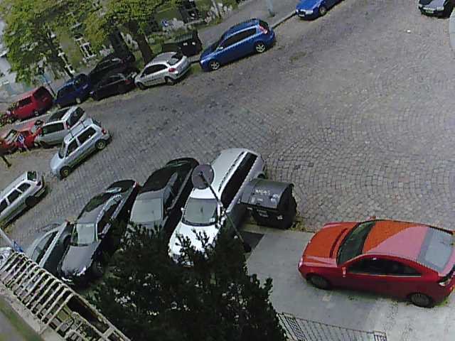 Auta a chodníky na křižovatce Žitomírská x Bulharská