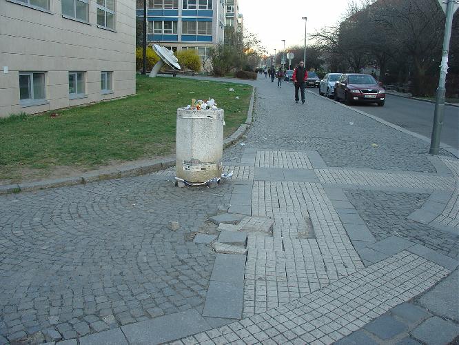 Rozpadající se chodník na rohu Technické a Studentské