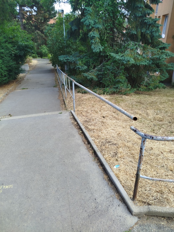 rozbité zábradlí bez majitele