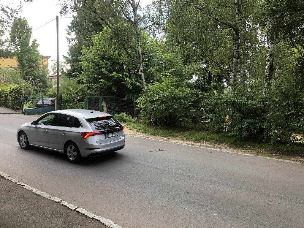 Chybějící zvýšený práh a dopravní značka o pohybu dětí