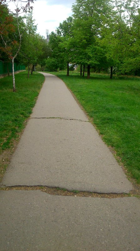 Chodník nad Mateřskou školkou Jeseniova 204/2686 v parku Židovské pece