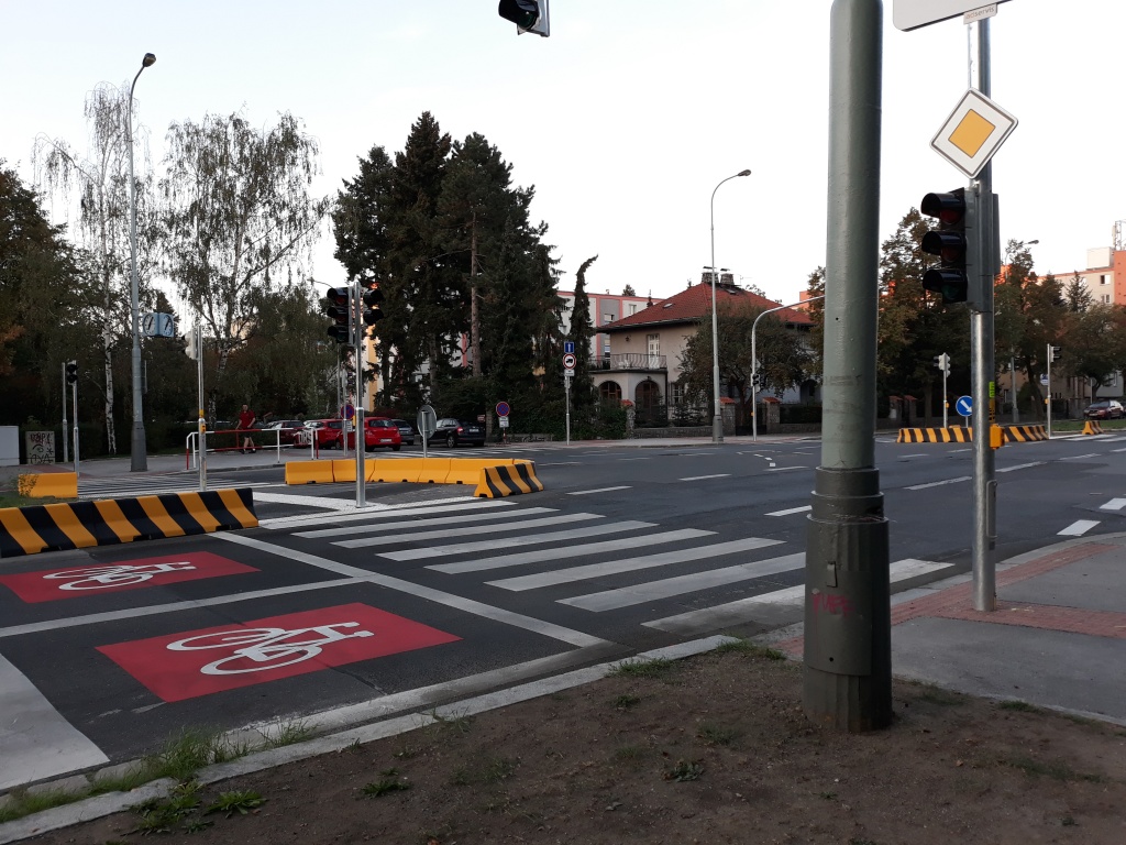 Nefungující semafory Počernická-Hostýnská