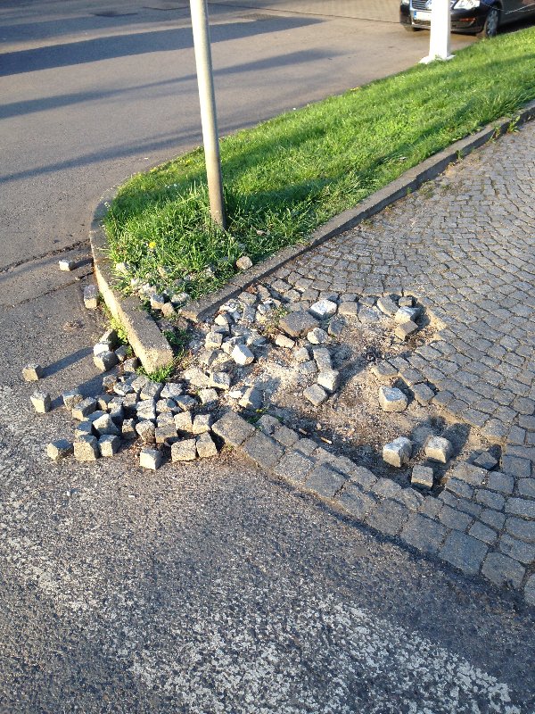 Vysypaná dlažba na Vinohradské