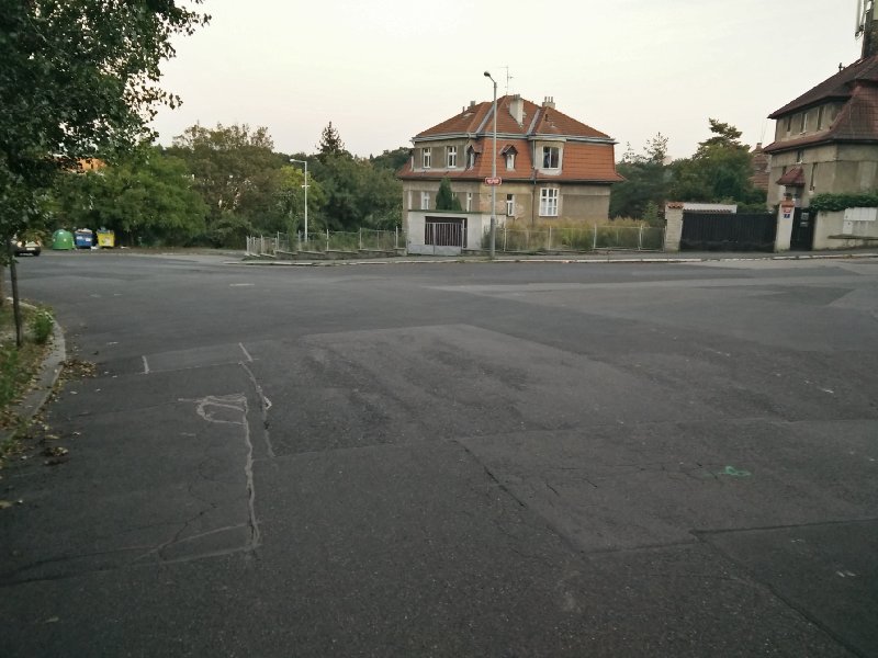 Chybějící přechody/pěší vazby na křížení ul. Třístoličná-Pod Lipkami