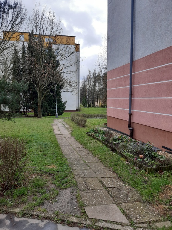 Rozbitý chodník vedoucí k domu Kubíkova 1180, Praha 8