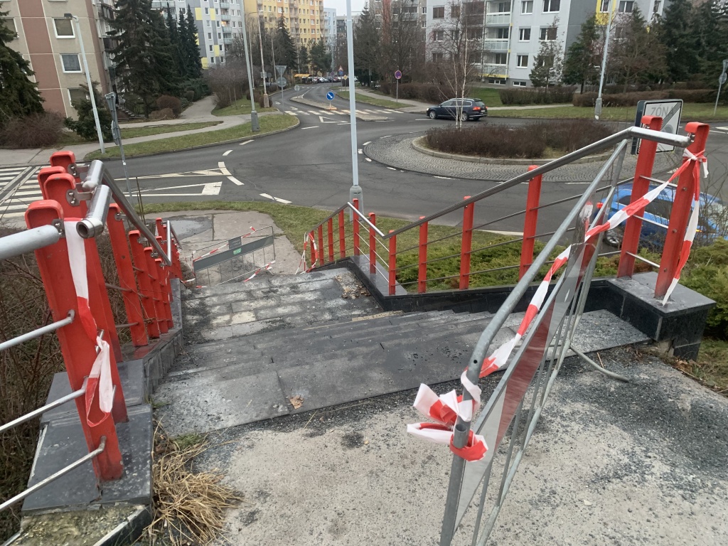 Rozbité schodiště Lamačova