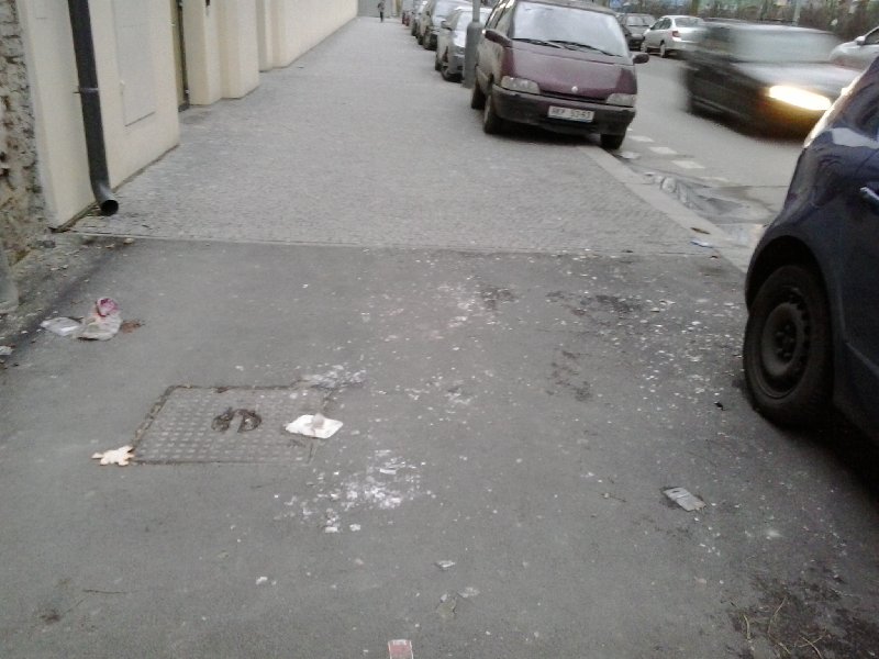 Rozsypané sklo v Pernerově ulici