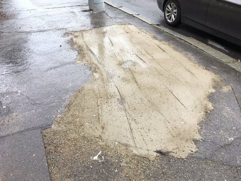 Neodborná oprava chodníku v ulici Kladenská