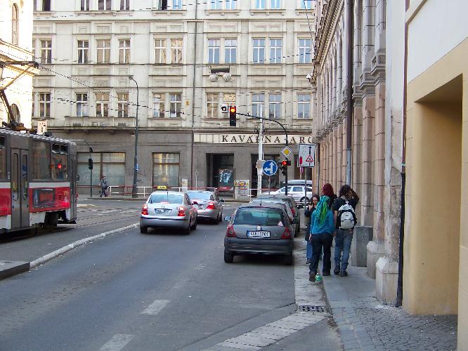 Zúžený chodník naproti Masaryčce