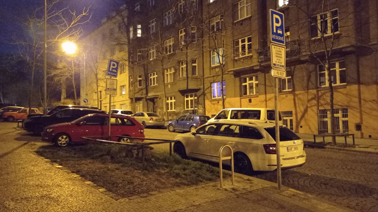 Prázdné rabátko na křižovatce ulic Hájkova a Žerotínova