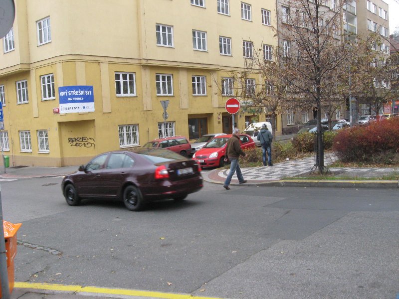 Nevyznačený přechod na křižovatce Roháčova x Lukášova (od Billy)