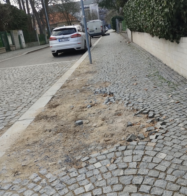 Rozbitý chodník v ulici U Páté baterie