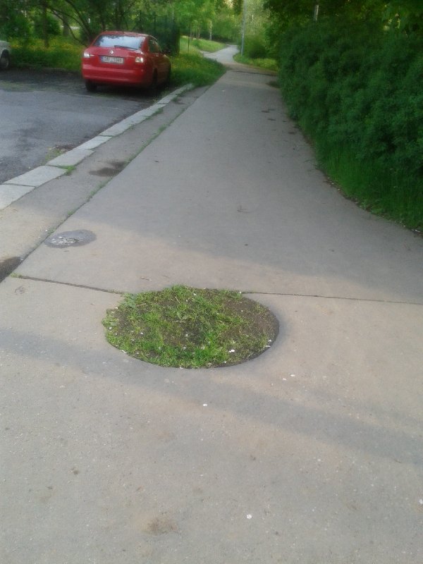 Kulatá díra v chodníku