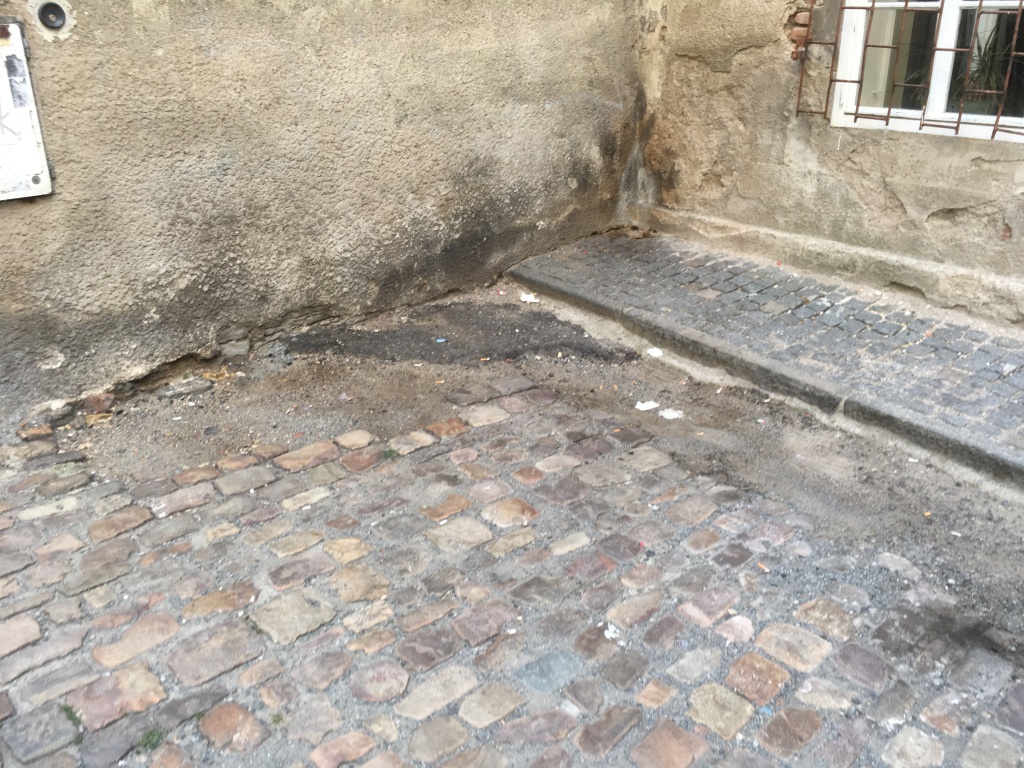 Dlouhodobě neutěšený stav povrchu a historické dlažby, Na Zbořenci