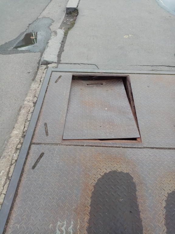 Rozbitý poklop na chodníku - hlavní nádraží Praha 