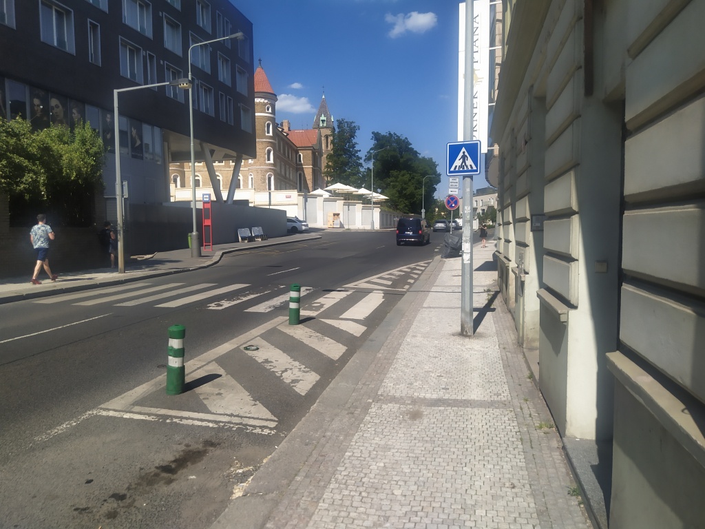 Nebezpečný úsek se dvěma přechody pro chodce - ul. Holečkova