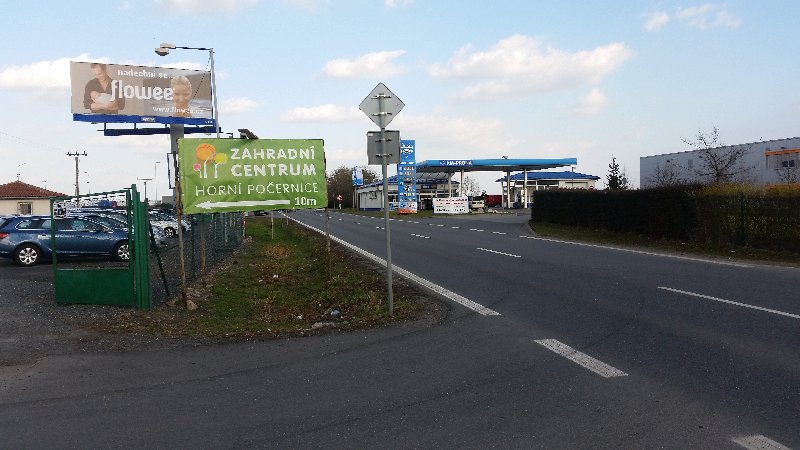 Reklamní poutač brání ve výhledu pro bezpečné překonání hlavní silnice