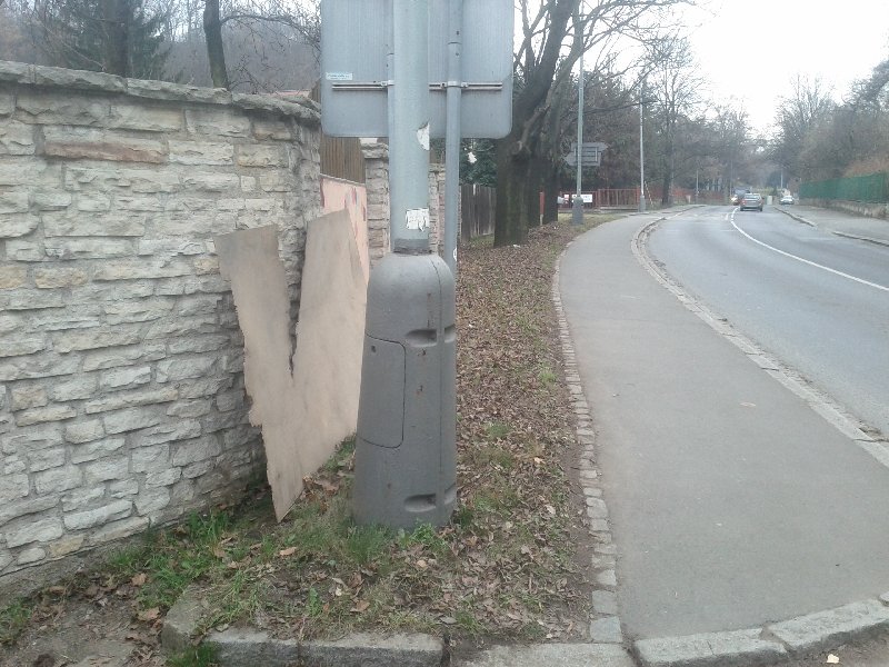 Nebezpečná deska opřená o plot