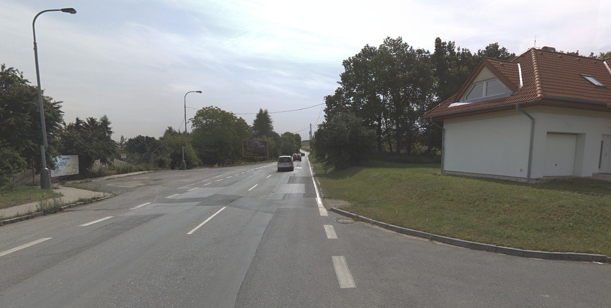 Chodník ve Spořické od Klášterecké směrem k autobusové zastávce