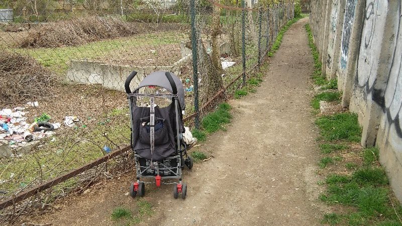 Pruchod mezi Boticem a ulici K Podjezdu je smetiste