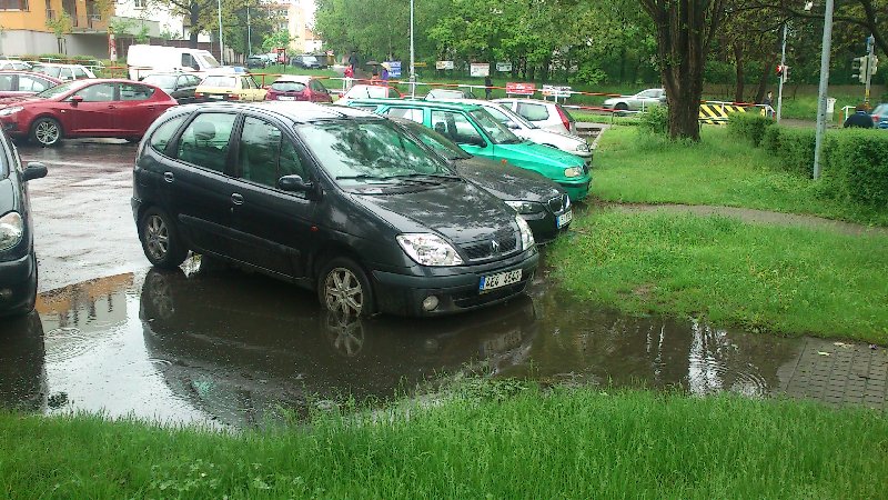 Jezero chodník/parkoviště